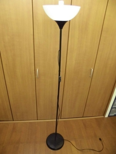 Ikea ルームランプ フロアスタンドアップライト ブラック 間接照明 100wまでのユニークな形のウォームホワイト色バルブ 立体感ある はぁとらいん 尼崎の照明器具の中古あげます 譲ります ジモティーで不用品の処分
