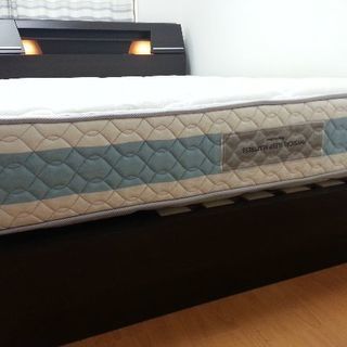 海外赴任のため,ベッドフレーム+マットレスを売ります。交渉可能。 海外赴任のため,ベッドフレーム+マットレス: 6万円～売ります