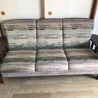 カリモク 木目の美しい布製  3人掛けソファー