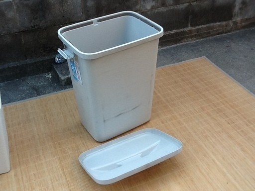 サンキュー価格 蓋つきのゴミ箱 コーナン製の角ペール45リットル蓋はガッチリ固定するロック付上手に使ってくださいませ配達もします フルタマンタロウ 東野のインテリア雑貨 小物 ごみ箱 の中古あげます 譲ります ジモティーで不用品の処分