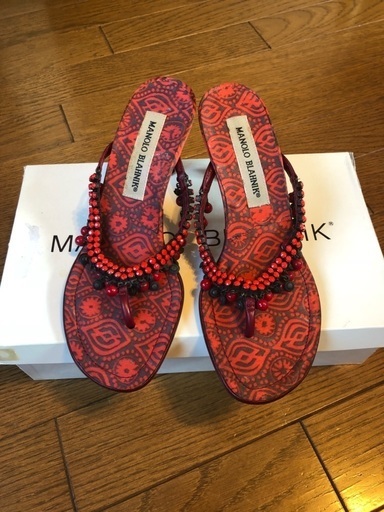 MANOLO　BLAHNIK　エスニック調レッドサンダル
