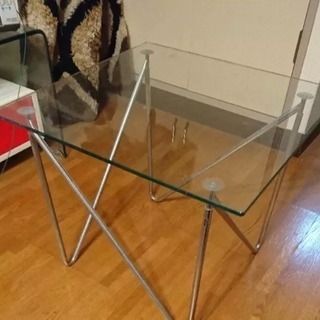 折り畳み収納可能ガラステーブル