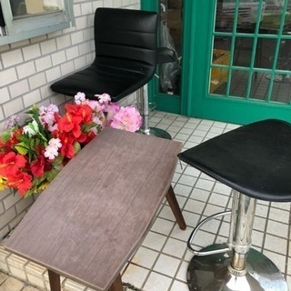 カウンター椅子、テーブル、造花、板、イーゼルなど