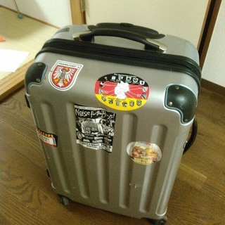 大きなスーツケース（ボロボロです）