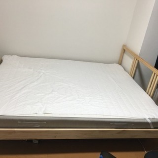 IKEAのクイーンベッド