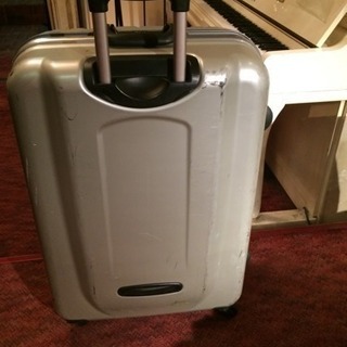 旅行キャリーバッグ、大型、色はグレー銀色