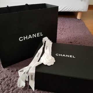 Chanel 箱と紙バッグ