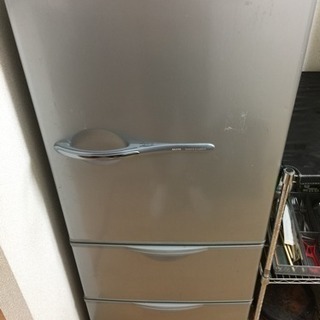 ファミリーサイズの冷蔵庫。良い状態と素晴らしい価格！