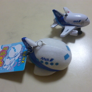 ANA　飛行機のおもちゃ　各100円　（ＡＫＢグッズおまけ）