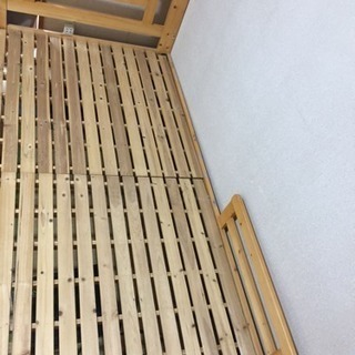 木造のベッド