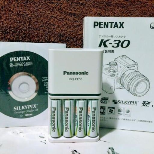 〘PENTAX　K-30〙Ｗレンズ　電池ホルダー、充電器付き　難あり