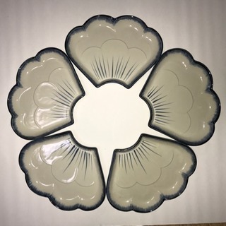 花びら形の皿