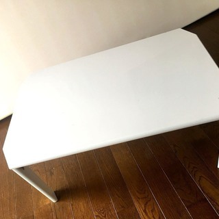 白い折りたたみテーブル