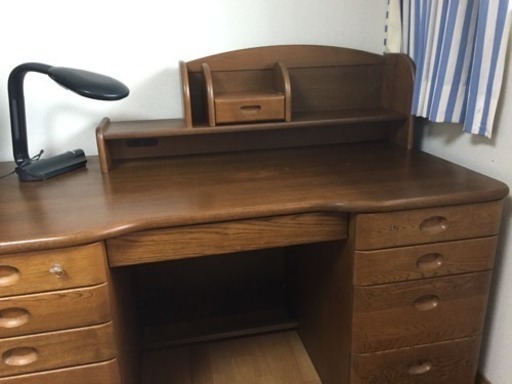 木製のしっかりした作りの机です。