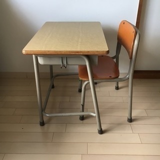 学校机と椅子