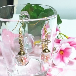 桜のガラスドームピアス