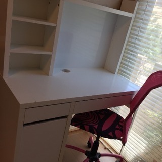 IKEAの子供机と椅子