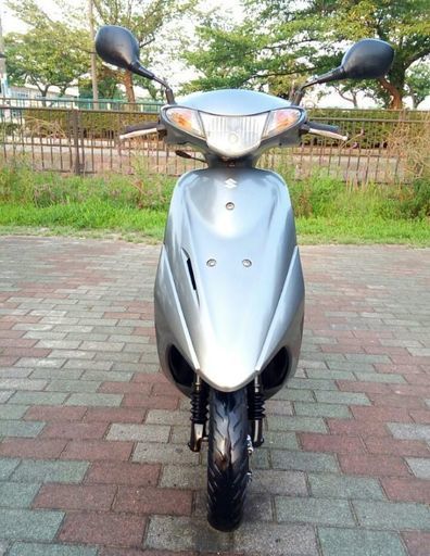 優れたエンジン。. スズキ。アドレスV50。 バッテリーは新品です。フロントブレーキパッドは良好な状態です。バックブレーキパッドは良好な状態です。エンジンオイルは新品です。空冷式バイク。 安心してバイクに乗ってください。