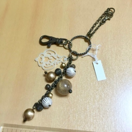 ハンドメイドバッグチャーム アクリルビーズスワロフスキーベージュ みら プロフ必読 東十条のアクセサリー その他 の中古 古着あげます 譲ります ジモティーで不用品の処分