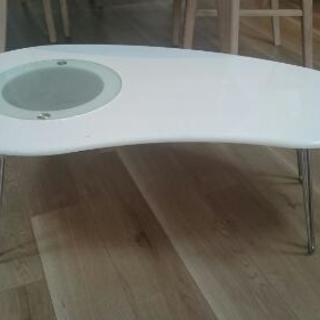 白いおしゃれな折り畳みテーブル。
