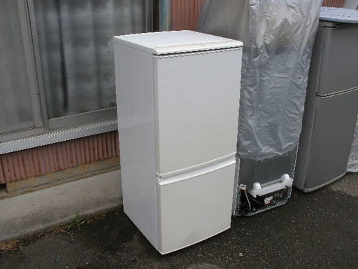 シャープ　2012年　137Ｌ　人気のデザインの2ドア冷蔵庫　中古