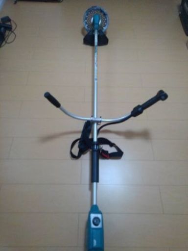 美品　マキタ　充電式草刈機　MUR142UD