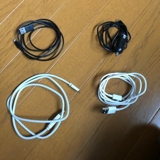 USB→iPhone充電ケーブル3種類、カーソケット1つ