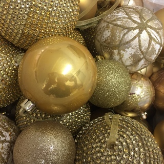 ゴールドのクリスマスボール