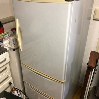 SANYO(三洋)製の3ドア冷蔵・冷凍庫。SR-25R