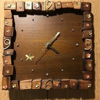 木製 アナログ 壁掛け時計とブックエンド 無料です。