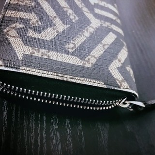 早い者勝ち】GUCCI -人気モダンデザインの財布【一点限り】
