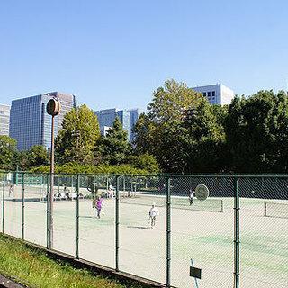 【テニス】9/2(日 18:00～21:00 千代田区 外濠公園テニスコート（ナイターテニス）ガチ練 - スポーツ