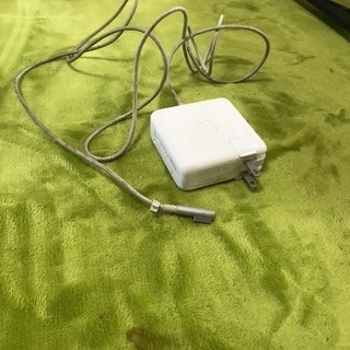 Macのノートパソコンの充電器