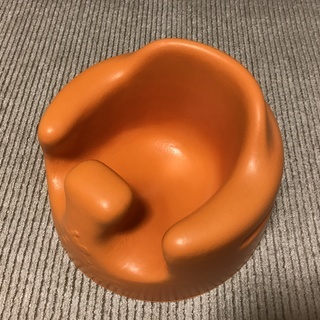 ベビーソファー　オレンジ色（赤ちゃん用椅子）　バンボ(Bumbo)