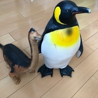 そこそこ大きいペンギンと恐竜フィギュア