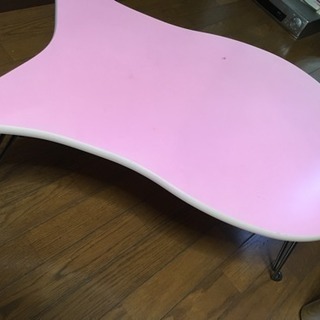 ピンクのローテーブルです。