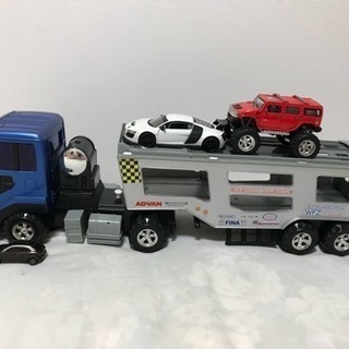 トラックと車のおもちゃ