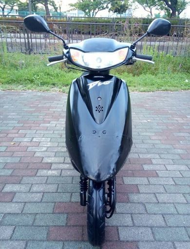 非常に良いエンジン。ホンダ。 Dio。 AF62。バッテリーは新品です。エンジンオイルは新品です。フロントタイヤは新品です。フロントブレーキパッドは新品です。バックブレーキパッドは新品です。空冷バイク。