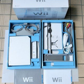 Wii本体にソフト、コントローラ二個、ハンドル二個ですぐに楽しめる。