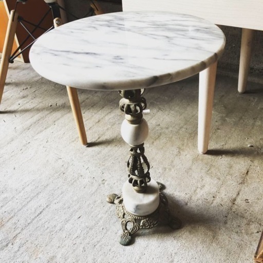 アンティーク大理石テーブル 真鍮 | ホワイト大理石のテーブル、真鍮の