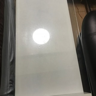 縦長のガラステーブル