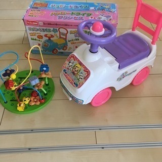 子供  おもちゃ２つと  車