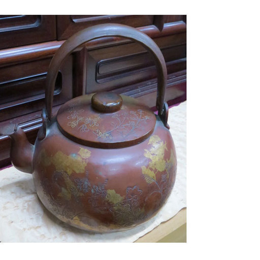 茶道具　水差し　銅製　金箔　彫刻　花　蝶　ススキ　柄など　幅２０　奥行２３　高さ２５（ｃｍ）