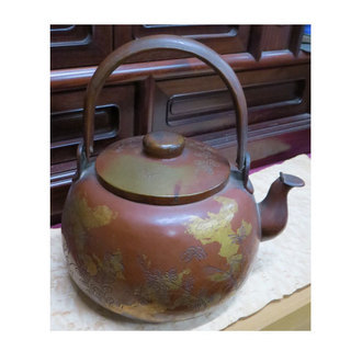茶道具　水差し　銅製　金箔　彫刻　花　蝶　ススキ　柄など　幅２０　奥行２３　高さ２５（ｃｍ）
