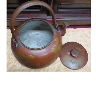 茶道具　水差し　銅製　金箔　彫刻　花　蝶　ススキ　柄など　幅２０　奥行２３　高さ２５（ｃｍ）