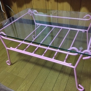 可愛いピンクのガラステーブル