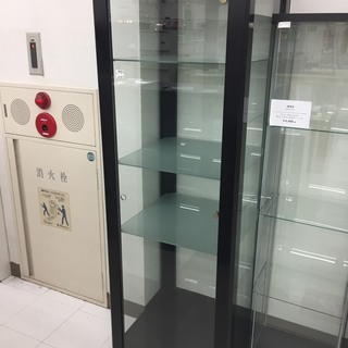 取りに来て頂ける方限定！4面ガラス張りのキュリオケースのご紹介