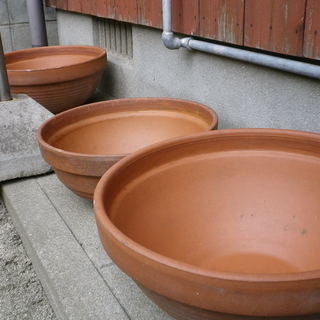 テラコッタ製（Ｍａｄｅ ｉｎ ＩＴＡＬＹ）　鉢　三個