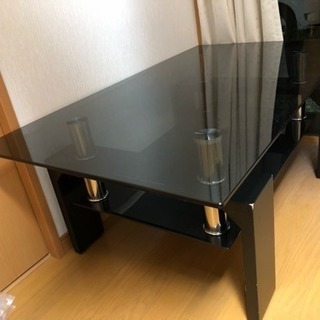 ガラスの高級感のあるテーブル