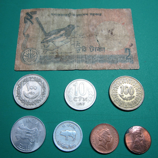 バングラデシュの紙幣と硬貨＋one penny硬貨２枚